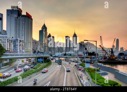 Causeway Bay Am Abend. HK, Causeway Bay ist eine sehr beliebte Gegend bei Touristen und Einheimischen. Sie liegt im nördlichen Teil der Insel Hong Kong zwischen Wan Chai im Westen und North Point im Nordosten. Das Gebiet liegt auf den Gebieten Wan Chai und Eastern District. In der Vergangenheit war das Gebiet ein Fischerdorf, aber jetzt ist es aufgrund der massiven Stadtentwicklung zu einem der beliebtesten Einkaufsviertel in Hongkong geworden, mit dem größten öffentlichen Park der Insel. Aufgrund der Menschenmassen sind einige Seiten der Einkaufsstraßen an Wochenenden für den Autoverkehr gesperrt. Stockfoto