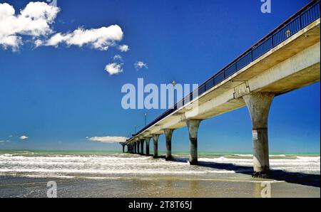 Der Pier. New Brighton NZ, es gab zwei Piers in New Brighton. Der erste Pier in Holzbauweise wurde am 18. Januar 1894 eröffnet und am 12. Oktober 1965 abgerissen. Der heutige Betonpfeiler wurde am 1. November 1997 eröffnet. Es ist eine der Ikonen von Christchurch, Neuseeland. Der Pier wurde 2016 wegen Erdbebenreparaturen geschlossen und im Mai 2018 wieder eröffnet Stockfoto