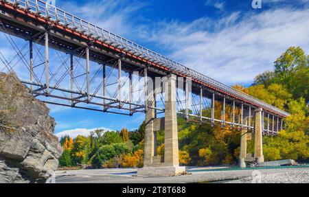 Alte Untere Shotover-Brücke. Queenstown. NZ, 10 Kilometer von Queenstown (abseits der Autobahn 6) entfernt, wurde 1871 erbaut und bietet 360 einen atemberaubenden Panoramablick auf den Shotover River Stockfoto