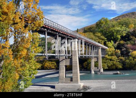 Old Lower Shotover Bridge, 10 Kilometer von Queenstown entfernt (abseits der Autobahn 6), wurde 1871 erbaut und bietet 360 einen atemberaubenden Panoramablick auf den Shotover River Stockfoto