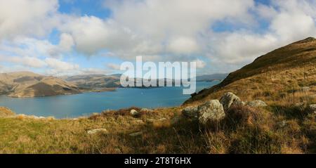 Lyttelton Überblick, Lyttelton, Stadt und Hafen, östliche Südinsel, Neuseeland. Es liegt im Stadtgebiet Christchurch, Neuseeland und am Lyttelton Harbour, einem Einlass des südwestlichen Pazifischen Ozeans, der sich 13 km bis zur Nordküste der Banks Peninsula erstreckt. Der Hafeneingang wird von Godley Head im Norden und Adderley Head im Süden flankiert Stockfoto