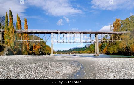 Die Old Lower Shotover Bridge Otago, 10 Kilometer von Queenstown (abseits der Autobahn 6) entfernt, wurde 1871 erbaut und bietet 360 einen atemberaubenden Panoramablick auf den Shotover River Stockfoto