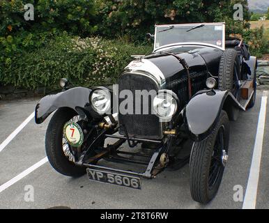 1926 3,0 Lt. Bentley wurde in 12 kurzen Jahren durch die technische Raffinesse und beneidenswerte Rekordzahl bei Langstreckenrennen, einschließlich des fünfmaligen Sieges beim 24-Stunden-Rennen in Le Mans, zu einer der beliebtesten marken Großbritanniens Stockfoto