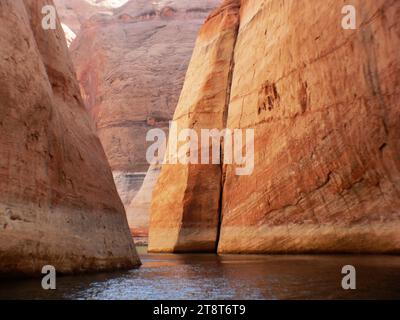 Lake Powell, Utah, Lake Powell ist ein Stausee am Colorado River, der an der Grenze zwischen Utah und Arizona liegt. Es ist ein wichtiger Urlaubsort, den rund zwei Millionen Menschen jedes Jahr besuchen Stockfoto