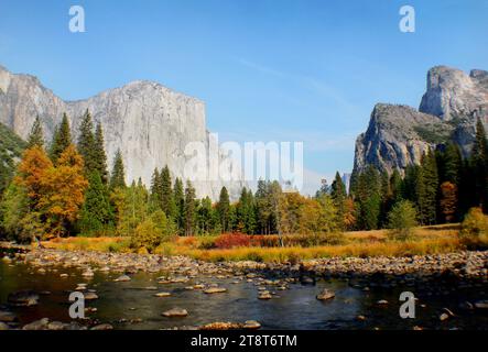 Yesomite National Park, Yosemite National Park liegt in den Bergen der Sierra Nevada. Es ist berühmt für seine riesigen, alten Mammutbäume und für den Tunnel View, die berühmte aussicht auf den majestätischen Bridalveil Fall und die Granitklippen von El Capitan und Half Dome. In Yosemite Village gibt es Geschäfte, Restaurants, Unterkünfte, das Yosemite Museum und die Ansel Adams Gallery, mit Drucken der Fotografen, die berühmte Schwarzweißlandschaften der Gegend Stockfoto