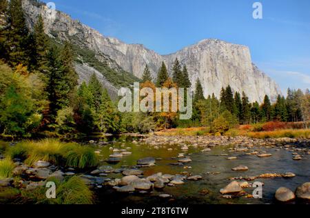 Yosemite National Park, Yosemite National Park liegt in den Bergen der Sierra Nevada. Es ist berühmt für seine riesigen, alten Mammutbäume und für den Tunnel View, die berühmte aussicht auf den majestätischen Bridalveil Fall und die Granitklippen von El Capitan und Half Dome Stockfoto