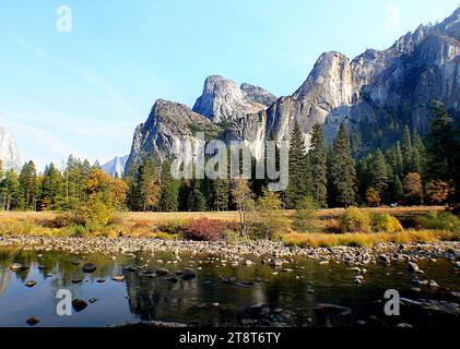 Yosemite National Park, Yosemite National Park liegt in den Bergen der Sierra Nevada. Es ist berühmt für seine riesigen, alten Mammutbäume und für den Tunnel View, die berühmte aussicht auf den majestätischen Bridalveil Fall und die Granitklippen von El Capitan und Half Dome. In Yosemite Village gibt es Geschäfte, Restaurants, Unterkünfte und das Yosemite Museum Stockfoto