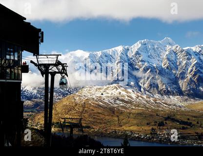 Die Remarkables. NZ, die Remarkables sind ein Bergmassiv und Skifeld in Otago auf der Südinsel Neuseelands. Das Gebirge liegt am südöstlichen Ufer des Lake Wakatipu und macht seinem Namen alle Ehre, indem es scharf aufsteigt und eine beeindruckende Kulisse für das Wasser bildet. Die Bergkette ist von der nahegelegenen Stadt Queenstown aus deutlich zu sehen Stockfoto