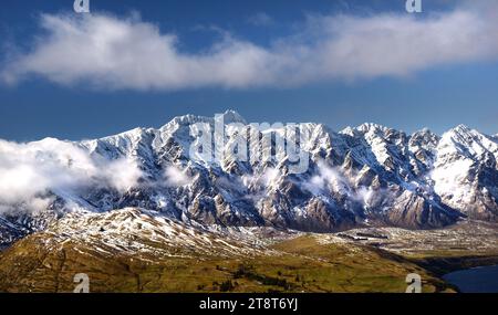 Die Remarkables. Queenstown NZ, die Remarkables sind ein Bergmassiv und Skifeld in Otago auf der Südinsel Neuseelands. Das Gebirge liegt am südöstlichen Ufer des Lake Wakatipu und macht seinem Namen alle Ehre, indem es scharf aufsteigt und eine beeindruckende Kulisse für das Wasser bildet. Die Bergkette ist von der nahegelegenen Stadt Queenstown aus deutlich zu sehen Stockfoto