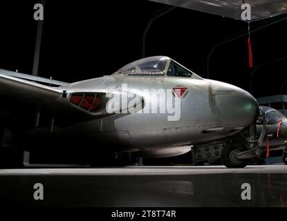 De Havilland Vampire, die de Havilland DH.100 Vampire, war ein britischer Jet-Kampfflugzeug der Royal Air Force während des Zweiten Weltkrieges. Nach dem Gloster Meteor war er der zweite Jet, der bei der RAF in Dienst gestellt wurde. Obwohl es zu spät kam, um während des Krieges zu kämpfen, dienten die Vampire bis 1953 mit den Frontlinien der RAF-Geschwader und waren bis 1966 als Trainer im Einsatz. obwohl die RAF die Vampire Mitte der 1950er Jahre allgemein in Fortbildungsrollen absetzte und der Typ am Ende des Jahrzehnts im Allgemeinen nicht mehr im Dienst der RAF stand. Stockfoto