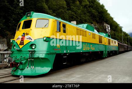 Skagway. White Pass Train, n 1954, zwei Dieselmotoren der 90er-Klasse, gebaut von General Electric in Erie, Pennsylvania, kamen auf dem White Pass in Dienst. Nu Stockfoto