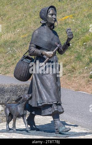 Bronzestatue von Mary Anning und ihrem Hund Tablett, an der Küste von Lyme Regis, Dorset, England, Großbritannien. Stockfoto