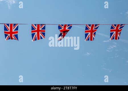 Union Jack Flagge vor blauem Himmel Stockfoto