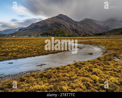 Fünf Sisters of Kintail aus Loch Duich, Schottland Stockfoto