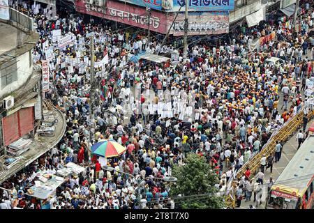 Vorbereitungen für die Wahlen in Dhaka Bangladesch sammeln die Nominierungspapiere für die 12. Nationalversammlung, die Kandidaten marschieren zusammen mit Hunderten von Führern und Aktivisten in Dhaka, Bangladesch, am 20. November 2023 in das Büro der Awami-Liga auf der Bangabandhu Avenue. Der amtierende Wahlkommissar von Bangladesch, Kazi Habibul Awal, gab am 15. November 2023 den Zeitplan für die Parlamentswahlen bekannt. Dhaka Dhaka Bezirk Bangladesch Copyright: XHabiburxRahmanx Credit: Imago/Alamy Live News Stockfoto