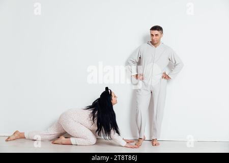 Mann und Frau im Pyjama in Liebe Mann und Frau auf weißem Hintergrund Stockfoto