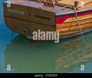 Ein hölzernes Vergnügungsschiff, das im Cobb in Lyme Regis, Dorset, England, Großbritannien, verankert ist Stockfoto