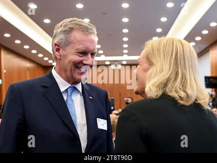 Berlin, Deutschland. November 2023. Christian Wulff, ehemaliger Bundespräsident der Bundesrepublik Deutschland, und Nancy Faeser (SPD), Bundesministerin des Innern und Innern, nehmen an der Deutschen Islamkonferenz Teil. Quelle: Britta Pedersen/dpa/Alamy Live News Stockfoto