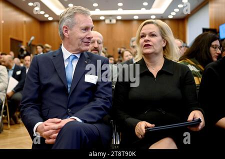 Berlin, Deutschland. November 2023. Christian Wulff, ehemaliger Bundespräsident der Bundesrepublik Deutschland, und Nancy Faeser (SPD), Bundesministerin des Innern und Innern, nehmen an der Deutschen Islamkonferenz Teil. Quelle: Britta Pedersen/dpa/Alamy Live News Stockfoto