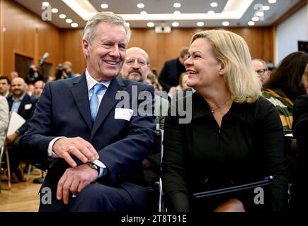 Berlin, Deutschland. November 2023. Christian Wulff, ehemaliger Bundespräsident der Bundesrepublik Deutschland, und Nancy Faeser (SPD), Bundesministerin des Innern und Innern, nehmen an der Deutschen Islamkonferenz Teil. Quelle: Britta Pedersen/dpa/Alamy Live News Stockfoto