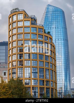 Ein Blackfriars, das „Boomerang Building“, befindet sich hinter der „Gelben Rotunde“, zwei der vielen modernen Gebäude, die die einzigartige Skyline entlang Ban bilden Stockfoto