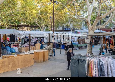 Manacor, Spanien; 13. november 2023: Allgemeiner Überblick über den wöchentlichen Bekleidungsmarkt in der mallorquinischen Stadt Manacor, Spanien Stockfoto