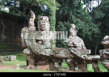 Angkor Thom Victory Gate, antike Khmer Stadt in der Nähe von Angkor Wat, Siem Reap, Kambodscha. Herrschaft von Jayavarman VII., Ende des 12. Jahrhunderts und später Stockfoto