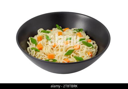Instant-Nudeln mit Gemüse und Kräutern in einer dunklen Schüssel isoliert auf weißem Hintergrund mit Schneidepfad. Stockfoto