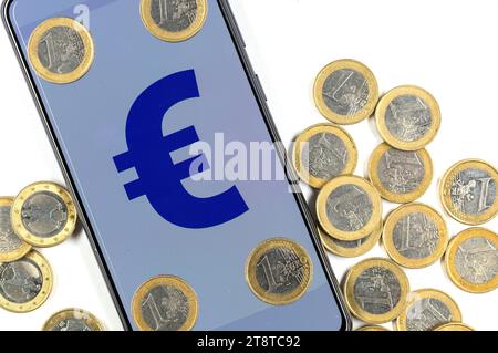 Die Europäische Zentralbank und die nationalen Zentralbanken des Euroraums prüfen die mögliche Einführung eines digitalen Euro. Dabei würde es sich um digitales Zentralbankgeld handeln. Er war ein elektronisches Gegenstück und eine Ergänzung zum Bargeld. Im Bild ein Smartphone mit Eurozeichen und Euromünzen. Symbolfoto, Themenfoto *** die Europäische Zentralbank und die nationalen Zentralbanken der Eurozone prüfen die mögliche Einführung eines digitalen Euro Dies wäre digitales Zentralbankgeld es wäre ein elektronisches Gegenstück und eine Ergänzung zu Bargeld das Bild zeigt ein Smartphon Stockfoto