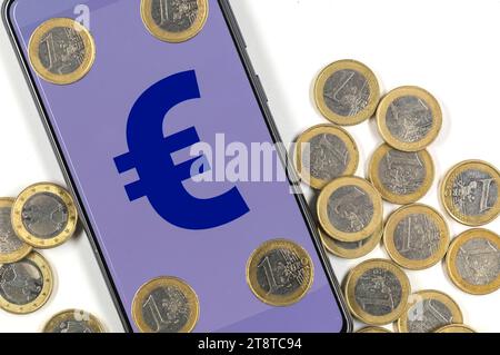 Die Europäische Zentralbank und die nationalen Zentralbanken des Euroraums prüfen die mögliche Einführung eines digitalen Euro. Dabei würde es sich um digitales Zentralbankgeld handeln. Er war ein elektronisches Gegenstück und eine Ergänzung zum Bargeld. Im Bild ein Smartphone mit Eurozeichen und Euromünzen. Symbolfoto, Themenfoto *** die Europäische Zentralbank und die nationalen Zentralbanken der Eurozone prüfen die mögliche Einführung eines digitalen Euro Dies wäre digitales Zentralbankgeld es wäre ein elektronisches Gegenstück und eine Ergänzung zu Bargeld das Bild zeigt ein Smartphon Stockfoto