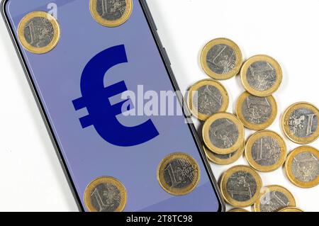 Die Europäische Zentralbank und die nationalen Zentralbanken des Euroraums prüfen die mögliche Einführung eines digitalen Euro. Dabei würde es sich um digitales Zentralbankgeld handeln. Er war ein elektronisches Gegenstück und eine Ergänzung zum Bargeld. Im Bild ein Smartphone mit Eurozeichen und Euromünzen. Symbolfoto, Themenfoto *** die Europäische Zentralbank und die nationalen Zentralbanken der Eurozone prüfen die mögliche Einführung eines digitalen Euro Dies wäre digitales Zentralbankgeld es wäre ein elektronisches Gegenstück und eine Ergänzung zu Bargeld das Bild zeigt ein Smartphon Stockfoto