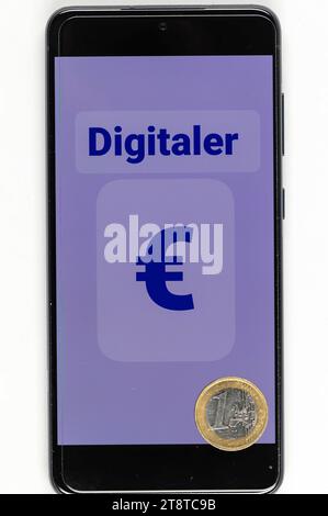 Die Europäische Zentralbank und die nationalen Zentralbanken des Euroraums prüfen die mögliche Einführung eines digitalen Euro. Dabei würde es sich um digitales Zentralbankgeld handeln. Er war ein elektronisches Gegenstück und eine Ergänzung zum Bargeld. Im Bild ein Smartphone mit Eurozeichen und Euromünzen. Symbolfoto, Themenfoto *** die Europäische Zentralbank und die nationalen Zentralbanken der Eurozone prüfen die mögliche Einführung eines digitalen Euro Dies wäre digitales Zentralbankgeld es wäre ein elektronisches Gegenstück und eine Ergänzung zu Bargeld das Bild zeigt ein Smartphon Stockfoto