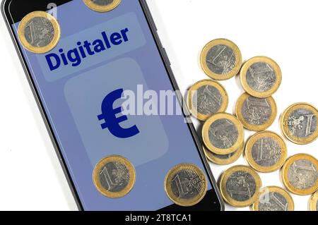 Die Europäische Zentralbank und die nationalen Zentralbanken des Euroraums prüfen die mögliche Einführung eines digitalen Euro. Dabei würde es sich um digitales Zentralbankgeld handeln. Er war ein elektronisches Gegenstück und eine Ergänzung zum Bargeld. Im Bild ein Smartphone mit Eurozeichen und Euromünzen. Symbolfoto, Themenfoto *** die Europäische Zentralbank und die nationalen Zentralbanken der Eurozone prüfen die mögliche Einführung eines digitalen Euro Dies wäre digitales Zentralbankgeld es wäre ein elektronisches Gegenstück und eine Ergänzung zu Bargeld das Bild zeigt ein Smartphon Stockfoto