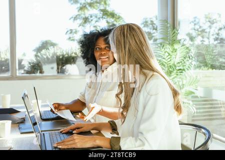 Weibliche Kollegen, die während der Arbeit im Büro über die Arbeit diskutieren. Geschäftskonzept. Stockfoto