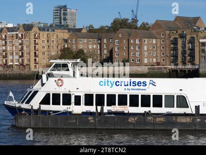 Stadttour mit dem Hornblower Kreuzfahrtschiff auf der Themse, London, England. Stockfoto