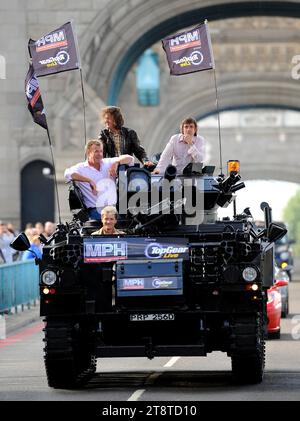 Dateifoto vom 09/08 von Top Gear Moderatoren (von links nach rechts) Jeremy Clarkson, James May und Richard Hammond, werden in einem gestreckten (zwei zusammengeschweißten) 434 gepanzerten Personel Carrier über die Tower Bridge gefahren. Die BBC wird „Rest“-Hit-Motorshow Top Gear „for the Aseheable Future“, nach einem Unfall, bei dem Moderator Andrew „Freddie“ Flintoff schwer verletzt wurde, bekannt geben. Ausgabedatum: Dienstag, 21. November 2023. Stockfoto