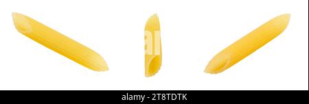 Penne Rigate rohe Nudeln, drei Teile isoliert auf weißem Hintergrund, Element des Verpackungsdesigns. Volle Schärfentiefe. Stockfoto