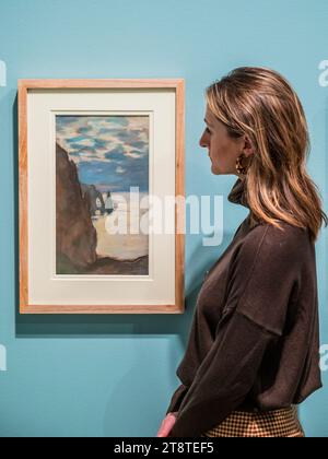 London, Großbritannien. November 2023. Claude Monet, Cliffs at Etretat: The Needle Rock and Porte d’Aval, um 1885 - Impressionisten auf Papier: Degas to Toulouse-Lautrec eine neue Ausstellung an der Royal Academy. Es geht darum, wie impressionistische und post-impressionistische Künstler im Frankreich des späten 19. Jahrhunderts den Status von Werken auf Papier radikal veränderten. Die Ausstellung zeigt 80 Arbeiten auf Papier. Bilder dürfen NUR verwendet werden, wenn sie auf diese Ausstellung verweisen. Guy Bell/Alamy Live News Stockfoto