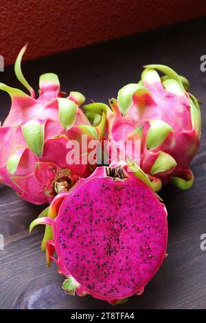 Köstliches, lebendiges rotes Fruchtfleisch von Drachenfrüchten, auch Pink Pitaya oder Erdbeerbirne genannt Stockfoto