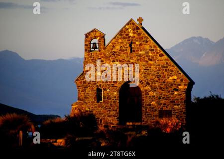 Die Kirche des Guten Hirten. Die Kirche wurde 1935 als Gotteshaus für die Pionierfamilien des Mackenzie Country erbaut. Die Gemeinden der 3 Hauptkirchen verehren regelmäßig in der Kirche, die durch das Altarfenster einen beeindruckenden Blick auf den See und die Berge bietet Stockfoto