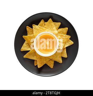 Nachos auf dunkelgrauer Teller mit Käsesalsa, isoliert auf weißem Hintergrund mit Beschneidungspfad Stockfoto