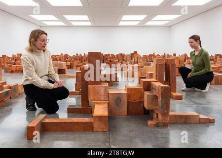 London, Großbritannien. 21. November 2023. „Rastplatz“, 2023, von Antony Gormley, 244 Terrakotta-Figuren, bei einer Vorschau auf die neue Ausstellung „Body Politic“ des Künstlers Antony Gormley im White Cube Bermondsey. Fünf neue Arbeitsgruppen untersuchen die Beziehung des Menschen zu seinem industriell gefertigten Lebensraum in einer Ausstellung vom 22. November 2023 bis 28. Januar 2024. Quelle: Stephen Chung / Alamy Live News Stockfoto