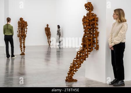 London, Großbritannien. 21. November 2023. (R) „Test : Buttress“, eines der Arbeiten der Serie „Test“, 2021, von Antony Gormley, Gusseisen, bei einer Vorschau der neuen Ausstellung „Body Politic“ des Künstlers Antony Gormley im White Cube Bermondsey. Fünf neue Arbeitsgruppen untersuchen die Beziehung des Menschen zu seinem industriell gefertigten Lebensraum in einer Ausstellung vom 22. November 2023 bis 28. Januar 2024. Quelle: Stephen Chung / Alamy Live News Stockfoto