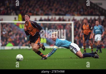 Manchester City gegen Wolverhampton Wanderers 6/12/97 0-1 Robbie Keane und Gerard Wiekens Stockfoto