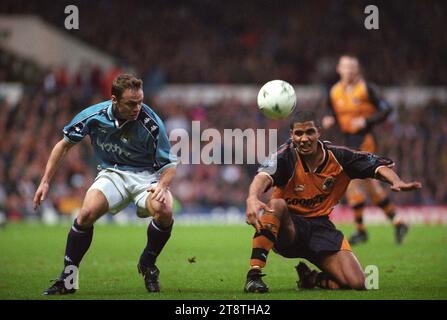 Manchester City gegen Wolverhampton Wanderers 6/12/97 0-1 Chris Westwood und Paul Dickov Stockfoto