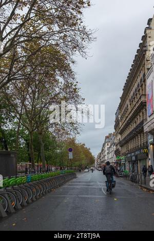 Paris, Frankreich, 2023. Boulevard Richard Lenoir, eine perfekte Reihe von gemeinsamen Fahrrädern von Velib, die an einem nassen Herbsttag auf Benutzer warten (vertikal) Stockfoto