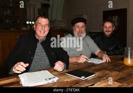 Ricky Tomlinson beim Treffen des Trades Council in Shrewsbury mit Phil Simpson (links) und Shaun Walton, der bei seiner Kampagne für Gerechtigkeit half. Bild von DAVID BAGNALL Stockfoto