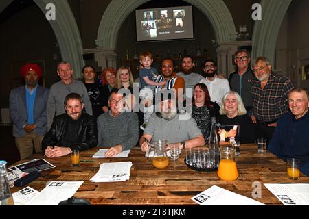 Ricky Tomlinson beim Treffen des Trades Council in Shrewsbury mit Delegierten und Kunden der St. Nicholas Bar. Mit ganz links stehendem Baron Sahota von Telford. Bild von DAVID BAGNALL Stockfoto