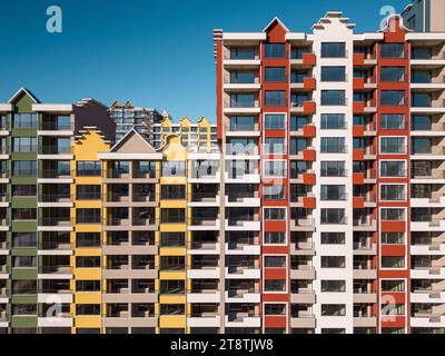 Fassade eines neu erbauten Wohngebäudes in hellen Farben Stockfoto