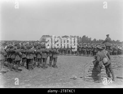 Die Massen-Bands beim New Zealand Divisional Band Contest, Frankreich, die Massen-Bands spielten beim New Zealand Divisional Band Contest in Authie, Frankreich, während des Ersten Weltkriegs Foto vom 27. Juli 1918 Stockfoto